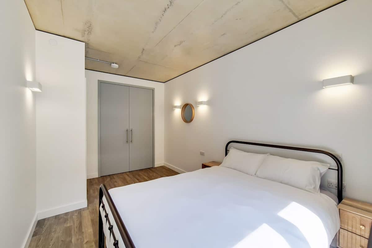 Apartment, 1 Bedroom | Blackout drapes, iron/ironing board, WiFi (free), bed sheets