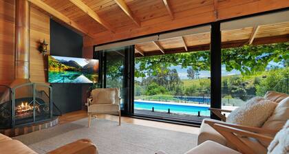 Hil & Jack's - Cozy Cabin with Modern Twist | Seasonal Pool | Delatite River Frontage
