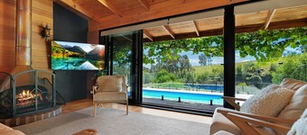 Hil & Jack's - Cozy Cabin with Modern Twist | Seasonal Pool | Delatite River Frontage