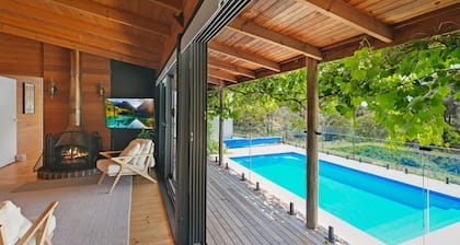 Hil & Jack's - Cozy Cabin with Modern Twist | Seasonal Pool | Delatite River Frontage