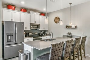 ثلاجة، ميكروويف، فرن، موقد طهي مسطح