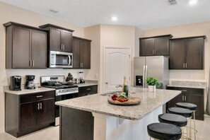 冷蔵庫、電子レンジ、オーブン、コンロ