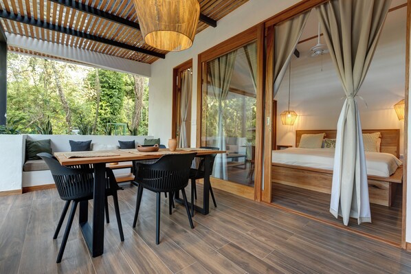 Outdoor dining - Villa Casitas Batsú. Wifi Fiber, 5min Beach! Ideal for Families & Groups Friends (Playa Chiquita)