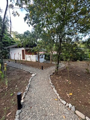 Property grounds - Villa Casitas Batsú. Wifi Fiber, 5min Beach! Ideal for Families & Groups Friends (Playa Chiquita)