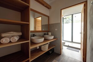 Ducha, toallas, jabón, shampoo