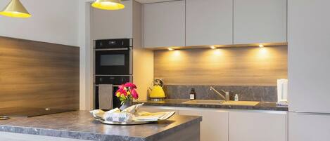 Refrigerador, microondas, horno, placa de cocina