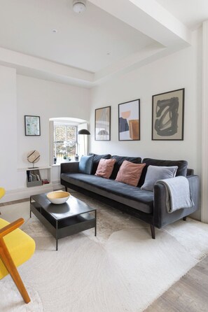 Smart TV, books, stereo - Beautiful, stylish ground floor Georgian apartment (Clitheroe)