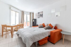 1 habitación, tabla de planchar con plancha, wifi gratis y ropa de cama