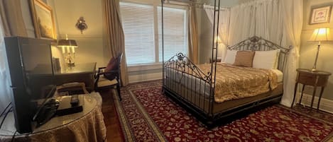 1 bedroom, desk, WiFi, bed sheets