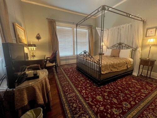The Pompadour Room W/ Queen Bed