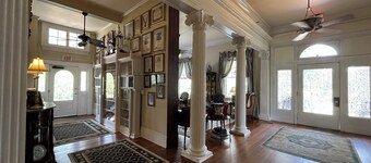 The Pompadour Room W/ Queen Bed