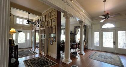 The Pompadour Room W/ Queen Bed