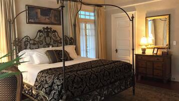 1 bedroom, desk, WiFi