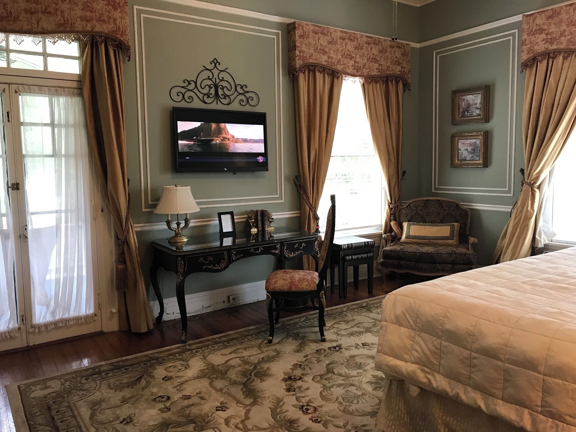 1 bedroom, desk, WiFi, bed sheets