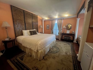 1 bedroom, desk, WiFi