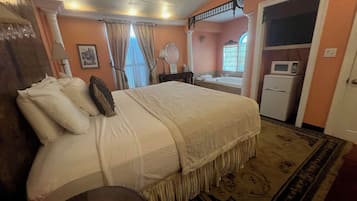 1 bedroom, desk, WiFi