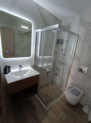 Classic Room | Bathroom | Free toiletries, hair dryer, slippers - Nioplias Luxury Apartments Pefkohori (Kassandra)