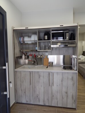 Family Quadruple Room, 1 Bedroom | Private kitchen | Mini-fridge, microwave, cookware/dishes/utensils - Nioplias Luxury Apartments Pefkohori (Kassandra)