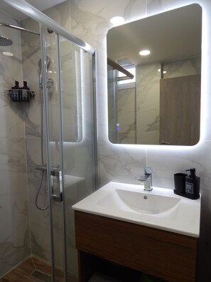 Familienapartment | Badezimmer | Kostenlose Toilettenartikel, Haartrockner, Hausschuhe