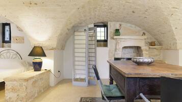 Basic Condo | Dining room