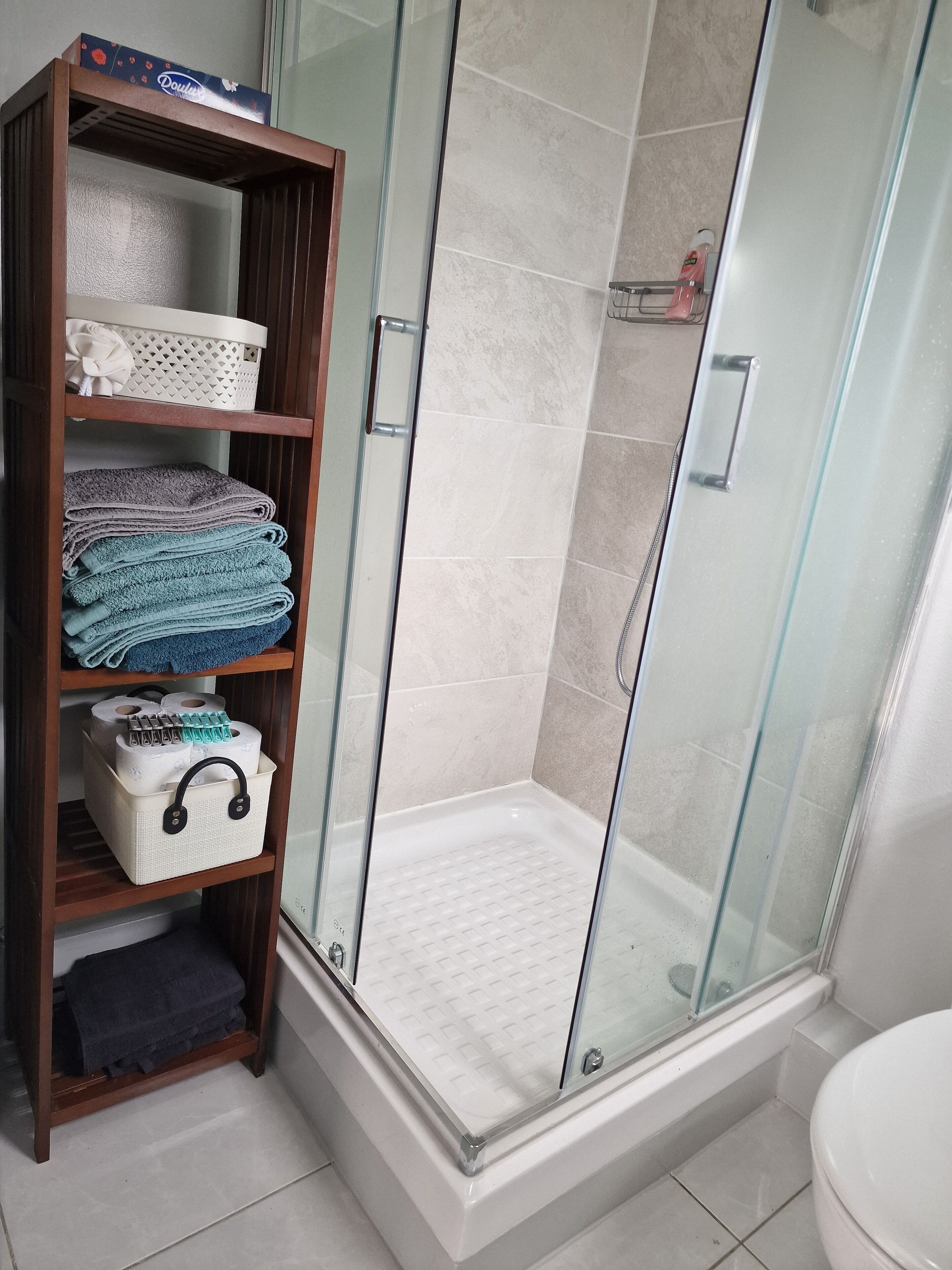 Douche, sèche-cheveux, serviettes fournies, savon