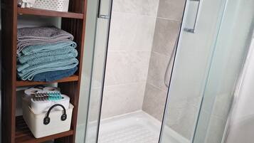 Douche, sèche-cheveux, serviettes fournies, savon