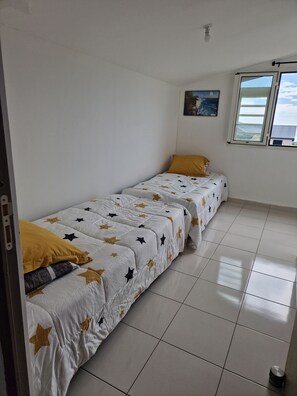 2 bedrooms, desk, iron/ironing board, WiFi