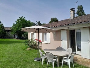 Outdoor dining - Pretty house in the countryside with swimming pool (Bussac)