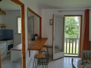 Fridge, microwave, oven, dishwasher - Pretty house in the countryside with swimming pool (Bussac)
