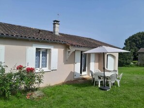 Exterior - Pretty house in the countryside with swimming pool (Bussac)