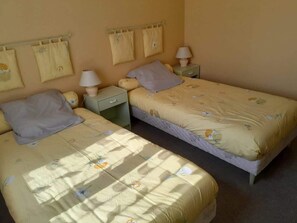 15 bedrooms, iron/ironing board, travel cot, WiFi - Pretty house in the countryside with swimming pool (Bussac)