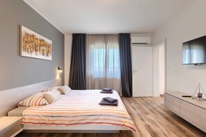 4 soverom, skrivebord, wi-fi (inkludert) og sengetøy