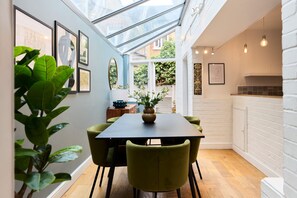 House | 2 bedrooms - The Fulham Asylum - Modish 2bdr Flat With Patio (London)