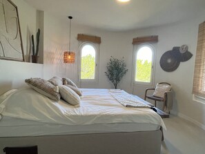 4 slaapkamers, een strijkplank/strijkijzer, reisbedje, wifi
