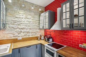 Réfrigérateur, four à micro-ondes, un four, surface de cuisson