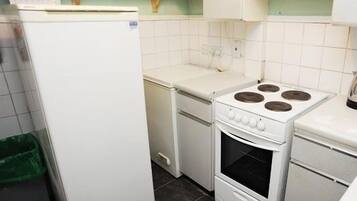 Apartamento | Cocina privada | Frigorífico, microondas, horno y placa de cocina