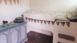 Un dormitorio con una litera, un aparador y un banderín decorativo.