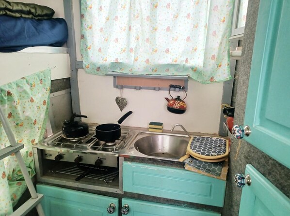Private kitchen - Secluded Converted Horsebox Retreat in Welcombe (Bideford)