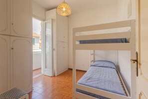 Departamento, balcón, vista al mar | 2 habitaciones, cunas, wifi gratis y ropa de cama