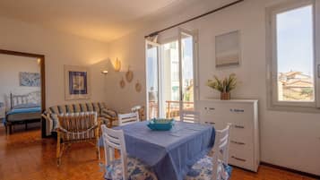 Apartment, Balkon, Meerblick | Essbereich im Zimmer