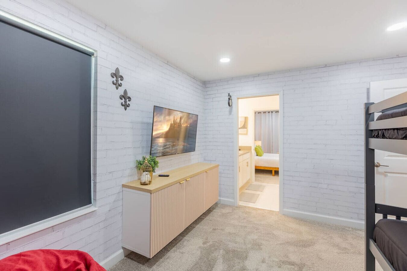 6 sovrum, skrivbord, strykjärn/strykbräda och resesäng