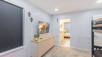 6 sovrum, skrivbord, strykjÀrn/strykbrÀda och resesÀng