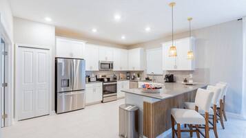 KylskÄp, mikrovÄgsugn, ugn och spishÀll