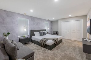 6 bedrooms, desk, iron/ironing board, travel cot - Cozy House w/ Game Room, Theater, Pool & More! (Davenport)