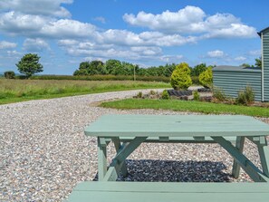 Outdoor dining - We love this family friendly pod with private hot tub. (Hunmanby)