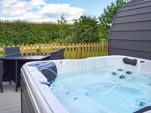 Outdoor spa tub - We love this family friendly pod with private hot tub. (Hunmanby)