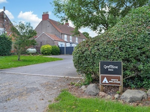 A sign welcoming visitors to Graffito Farm, indicating a welcoming entrance to the property. - We love this family friendly pod with private hot tub. (Hunmanby)