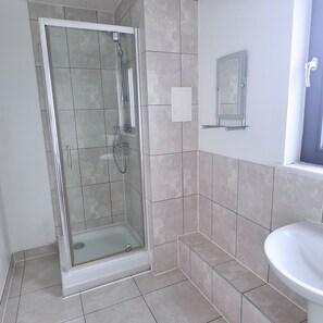 Apartamento | Baño | Ducha y bañera combinadas, bañera profunda, secador de pelo y toallas