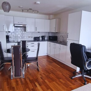 Apartment | Eigene Küche | Kühlschrank, Mikrowelle, Ofen, Herdplatte