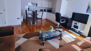 Un appartamento moderno con cucina, zona pranzo e soggiorno.